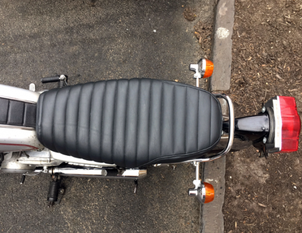 Jok motor dengan pola karikatur lucu